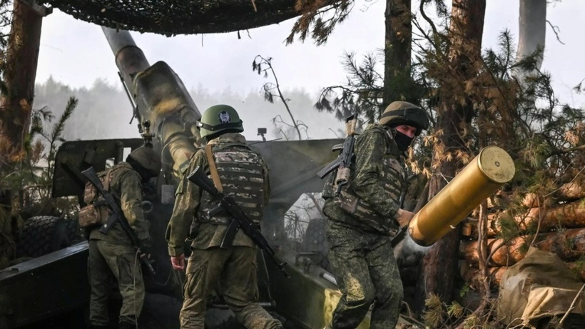 Lực lượng Nga khai hỏa pháo về phía lực lượng Ukraine. Ảnh: Sputnik
