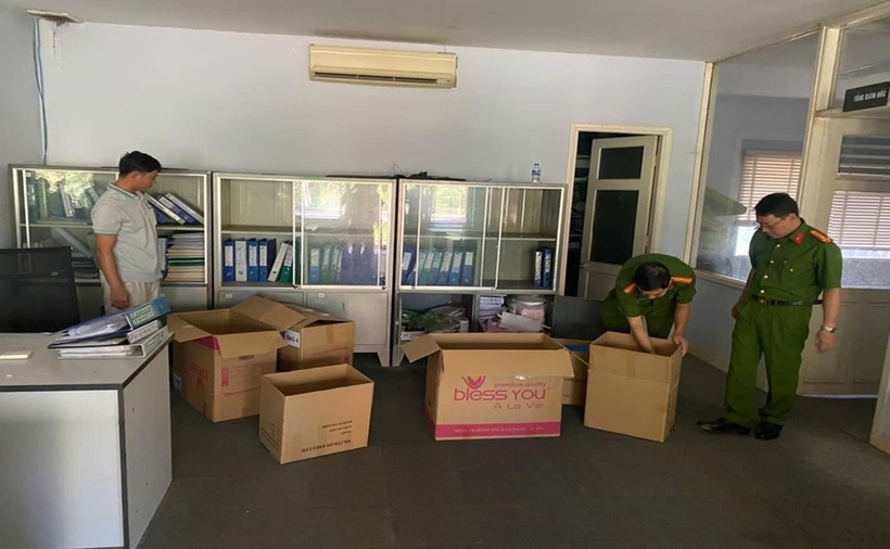 Cơ quan công an khám xét, thu giữ nhiều tài liệu của các bị can. (Ảnh: Công an tỉnh Đồng Nai)