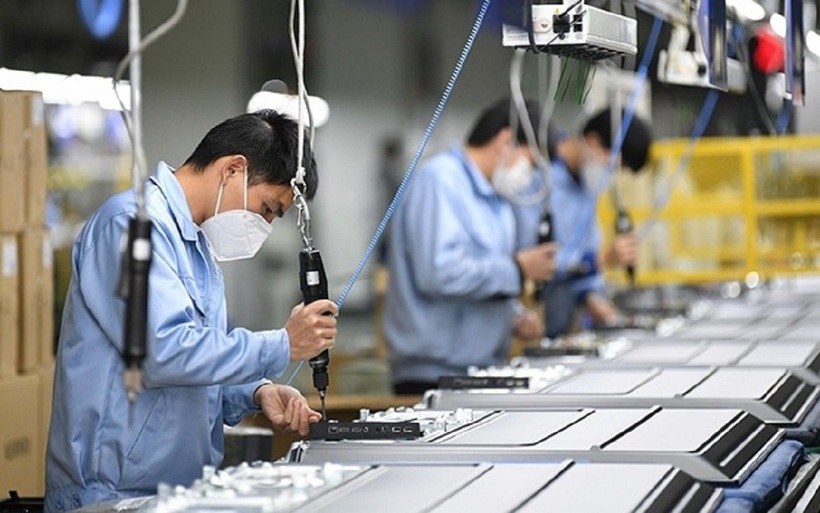 Pháp luật hiện nay không bắt buộc người sử dụng lao động phải chi trả tiền thưởng tết, lương tháng thứ 13. Ảnh minh họa