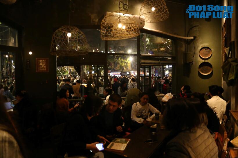 Các quán cafe, trà chanh xung quanh khu vực Nhà thờ Lớn Hà Nội đông kín người.