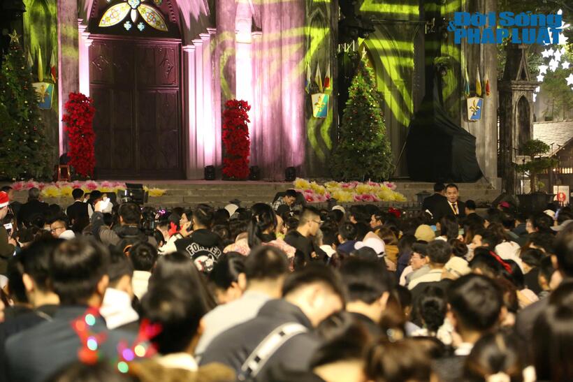 Tối 24/12, thời tiết Hà Nội rét ngọt, khô ráo, rất thuận lợi cho người dân ra đường tận hưởng không khí Giáng sinh.