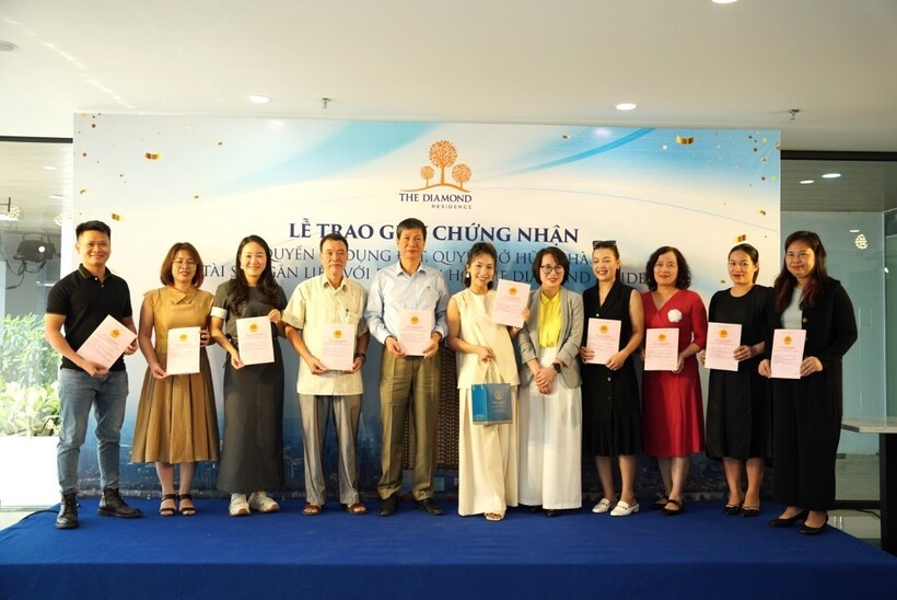 Những chủ nhân căn hộ tại The Diamond Residence nhận bàn giao sổ hồng