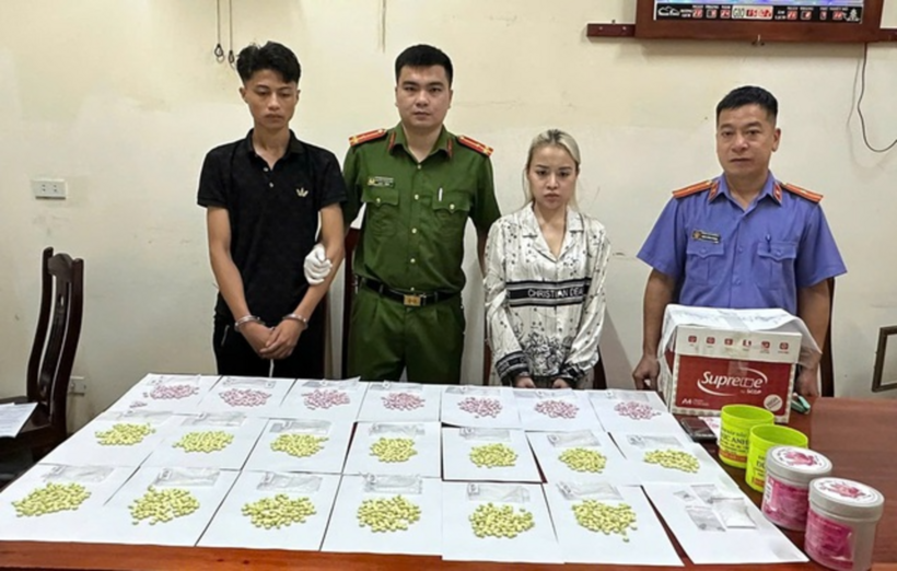 Cơ quan chức năng bắt giữ các đối tượng và tang vật. Ảnh: Người Lao Động