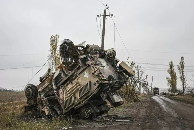 Một chiếc xe bọc thép bị hỏng nằm lật úp tại Ukraine hôm 14/11. Ảnh: Newsweek