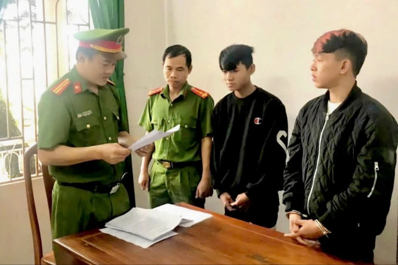 2 thanh niên đến phòng trọ đánh đập, phá huỷ tài sản người khác. Ảnh: Báo Công an TP.HCM