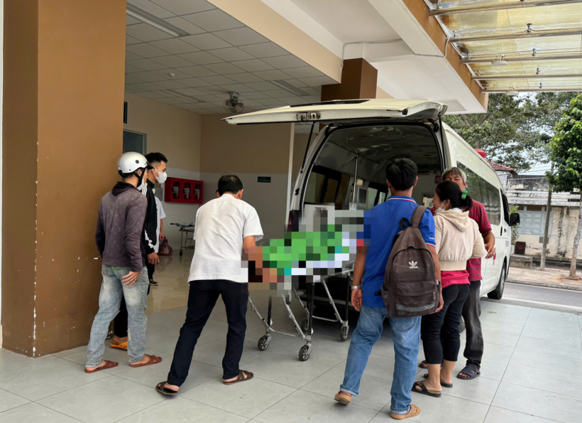 Gia đình đưa các công nhân bị tử vong trong vụ tai nạn lao động sáng 25/12 về lo hậu sự. Ảnh: Thanh Niên