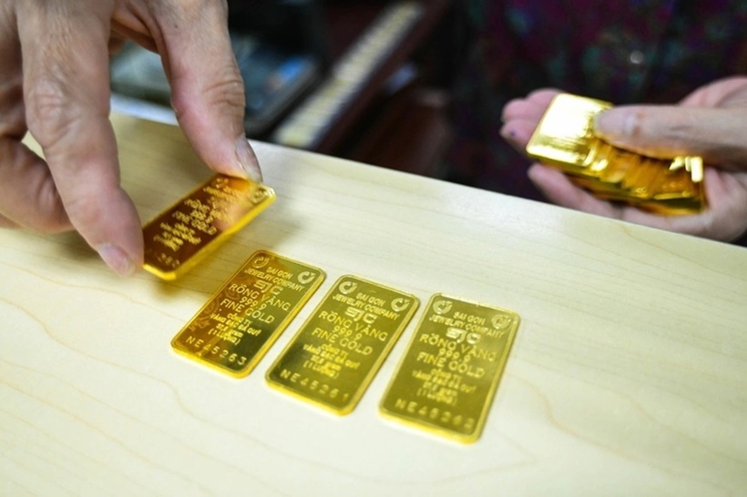 Giá vàng miếng SJC không có nhiều biến động trong khi giá vàng nhẫn liên tục được các doanh nghiệp điều chỉnh phù hợp với giá vàng thế giới... Ảnh minh họa