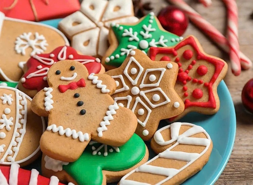 Bánh quy, kẹo, chocolate… là những món ăn không thể thiếu trong các ngày lễ.