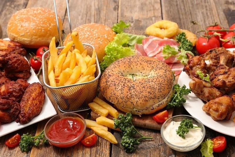 Những thực phẩm chế biến sẵn chứa nhiều muối, chất béo không lành mạnh và các chất phụ gia, không tốt cho sức khỏe.