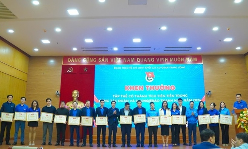 Trao tặng bằng khen cho các đơn vị đoàn.
