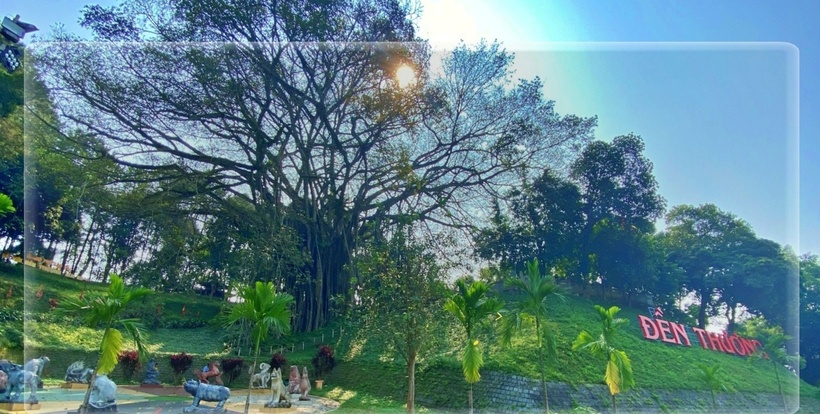 Đền Thượng, hay còn có tên Thánh Trần Từ, tọa lạc trên đồi Hiệu Hóa (phường Lào Cai, TP. Lào Cai). Đền được xây dựng vào thời Lê, niên hiệu Chính Hòa (năm 1680 - 1705), thờ Quốc công tiết chế Hưng Đạo Đại Vương Trần Quốc Tuấn. Năm 1996, đền được xếp hạng là Di tích Lịch sử - Văn hóa cấp Quốc gia. Trong khuôn viên quần thể di tích đền Thượng, nổi bật hơn cả là cây đa có tuổi đời hơn 300 năm, “chứng nhân” lịch sử của vùng đất Lào Cai.