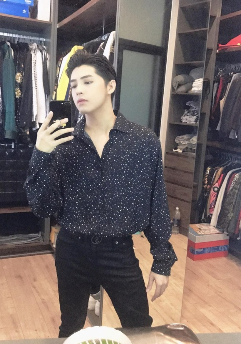 Phòng thay đồ là không gian yêu thích của nam ca sĩ, được phân chia rõ ràng từng khu vực riêng cho các món đồ khác nhau.