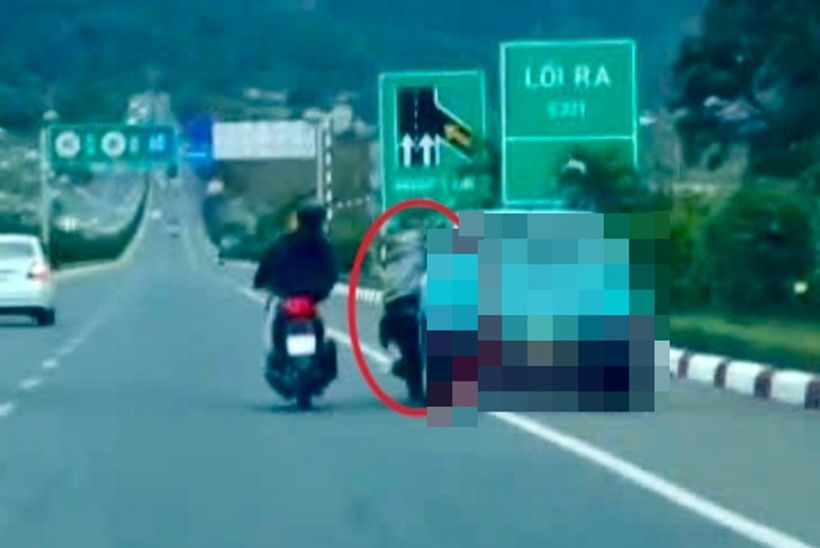 T. bám vào cửa xe taxi nhưng Hào vẫn điều khiển ô tô lên tuyến cao tốc Liên Khương - Prenn. Ảnh: Báo Tiền phong.