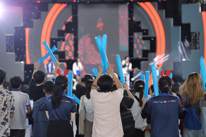 Bên cạnh hoạt động chăm sóc xe máy miễn phí, hơn 3.000 sinh viên tại Ký túc xá Đại học Quốc gia Tp.HCM đã hòa mình vào không gian giải trí đầy sôi động.