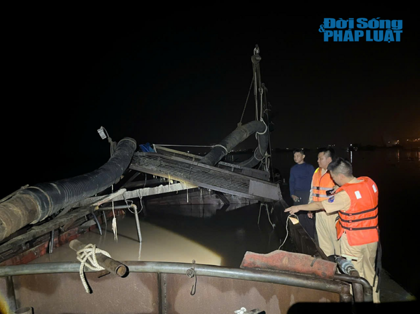 CSGT kiểm tra phương tiện thủy hút cát trái phép trên trông Hồng, rạng sáng 25/12/2024, địa phận xã Liên Trung, huyện Đan Phượng