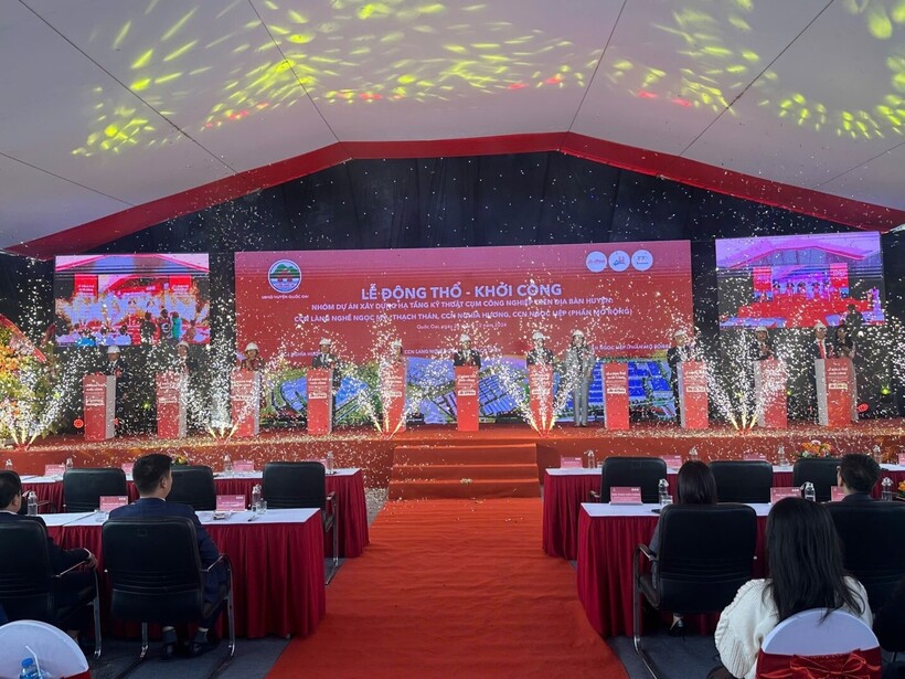 Lãnh đạo TP. Hà Nội, huyện Quốc Oai, đại diện các doanh nghiệp, khách mời nhấn nút khởi công các dự án cụm công nghiệp.