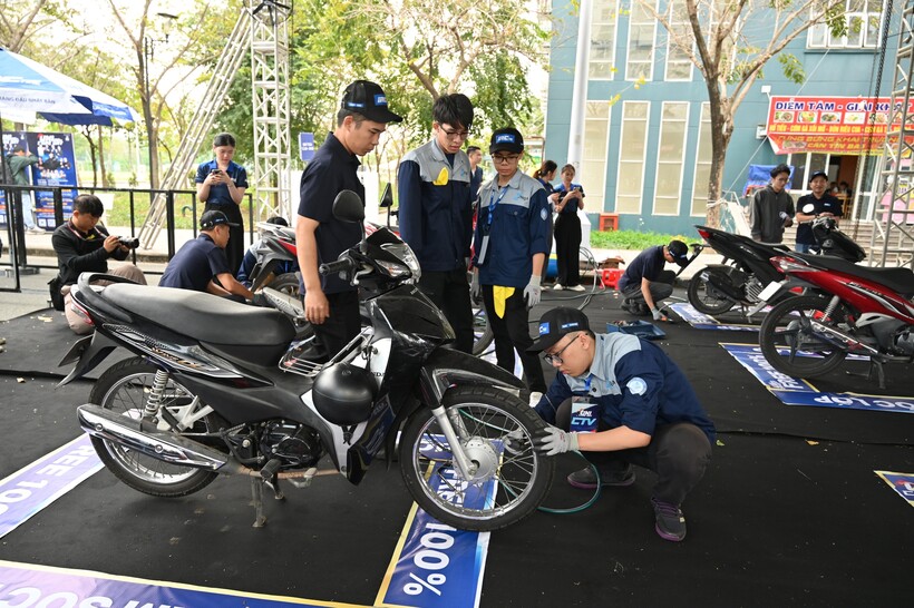 Trong hai ngày sự kiện (ngày 24-25/12), ban tổ chức đã tiến hành chăm sóc, bảo dưỡng miễn phí cho hơn 1.200 xe máy của sinh viên Ký túc xá Đại học Quốc gia Tp.HCM.