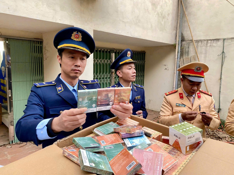 Lực lượng chức năng kiểm tra số hàng hóa vi phạm. Ảnh: Tổng cục QLTT.