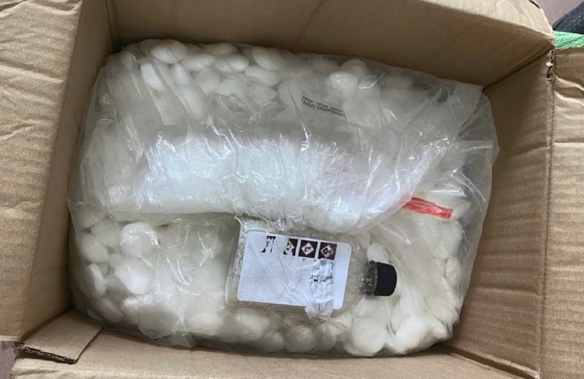 Đến nay, Công an TP.HCM đã khởi tố 7 vụ án, 43 bị can để điều tra về các tội “tàng trữ, mua bán trái phép chất độc”; thu gần 9,7 tấn Xyanua, 315 kg axit Sulfuric, 105 kg axit Clohidric cùng nhiều tang vật khác có liên quan. Ảnh: Công an nhân dân.
