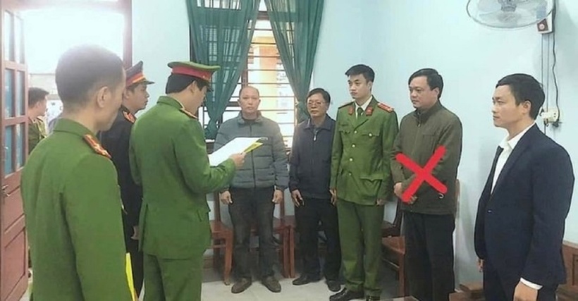 Cơ quan chức năng tống đạt lệnh bắt đối với Trần Anh Cường. Ảnh: Tiền Phong