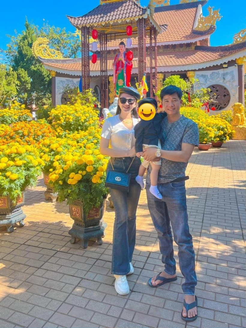 Cô nàng đã lên chức mẹ khi hạ sinh một bé trai vô cùng kháu khỉnh. Ảnh: Saostar.