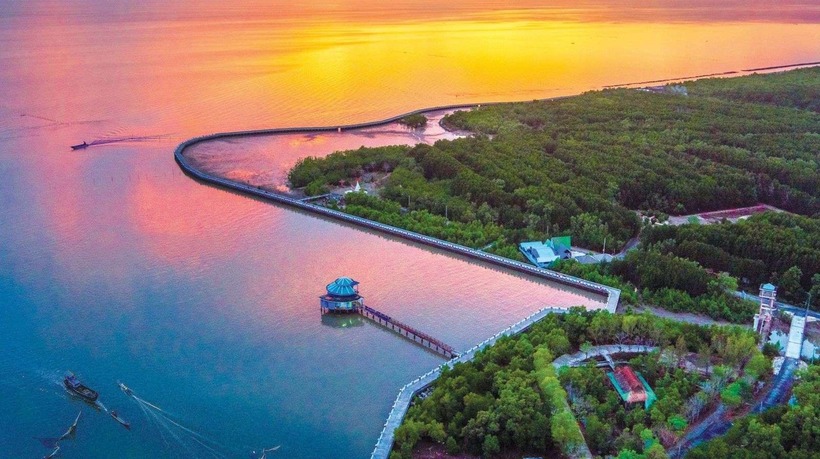 Cà Mau, mảnh đất tận cùng phía Nam của Tổ quốc, nổi tiếng với hệ sinh thái rừng ngập mặn độc đáo, những con kênh chằng chịt, những cánh rừng tràm bạt ngàn và lòng người dân chân chất, hiếu khách.