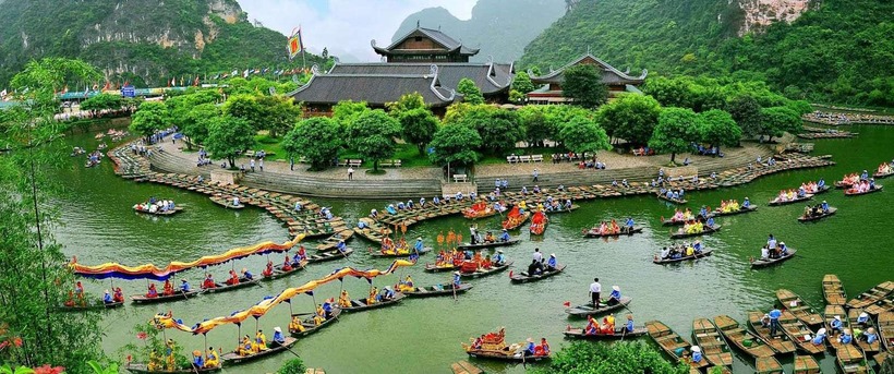 Ninh Bình có địa hình đa dạng, với núi, đồng bằng và vùng ven biển, mang đầy đủ sắc thái của nước Việt Nam.