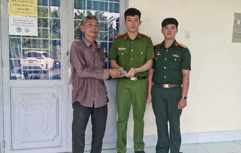 Thiếu úy Nguyễn Hoài Trung cùng lực lượng công an trả lại tài sản cho người dân đánh rơi. (Ảnh: VietnamNet)