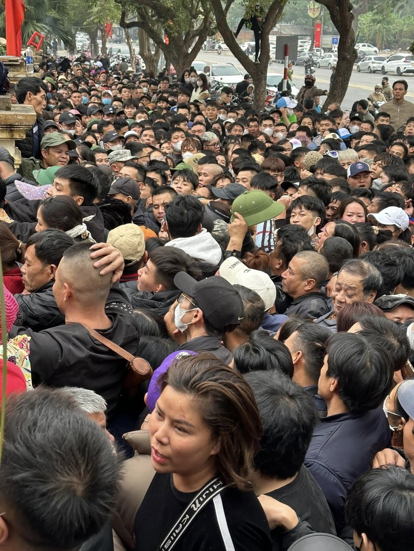 Vé chỉ được bán ở một điểm duy nhất, trước Nhà thi đấu TDTT tỉnh Phú Thọ. Mỗi người chỉ được mua tối đa hai vé. Vé xem trận bán kết lượt về được bán với các mệnh giá 300.000 đồng/vé, 500.000 đồng/vé và 600.000 đồng/vé.