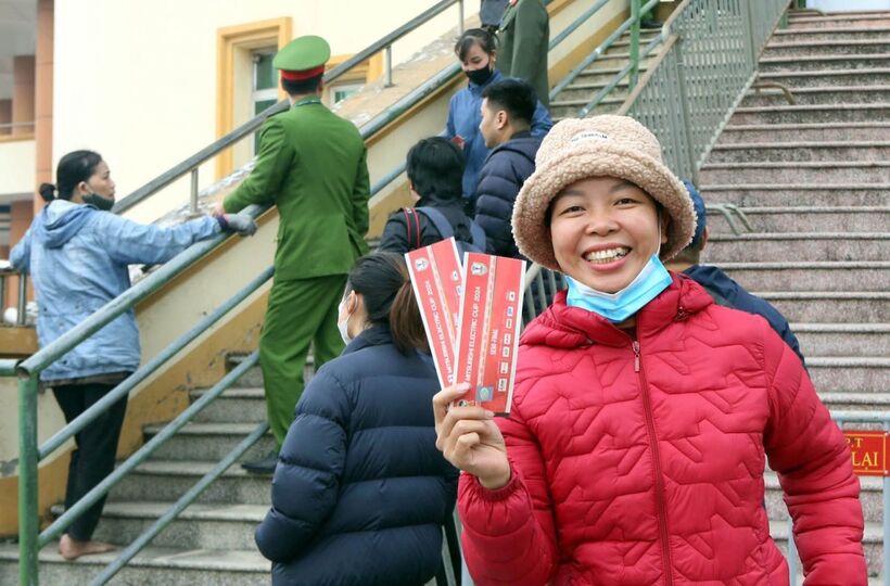 Một CĐV nữ khác lại may mắn sở hữu tấm "vé vàng" xem tuyển Việt Nam thi đấu.