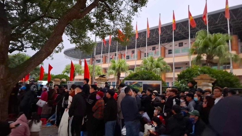 Theo thông báo của VFF, vé xem trận bán kết lượt về giữa đội tuyển Việt Nam và Singapore trên sân Việt Trì sẽ được bán trực tiếp cho người hâm mộ từ 8h sáng nay (27/12).