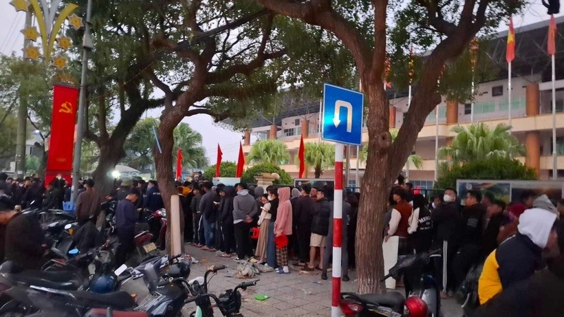 Hàng dài nối đuôi nhau "không" có điểm dừng.