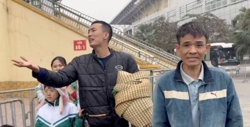 Nhiều cổ động viên thậm chí còn mang theo chiếu để "canh vé"