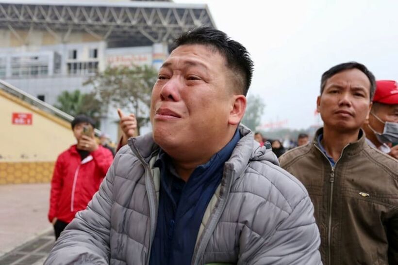 Đến 11h05, ban tổ chức thông báo hết vé, buộc nhiều người dân phải ra về. Không ít trong số họ bức xúc. Một người đàn ông bật khóc tức tưởi khi xếp hàng nhiều giờ đồng hồ. Nhưng đến khi tới lượt được vào, ban tổ chức lại thông báo hết vé và anh đã lỡ cơ hội của mình.