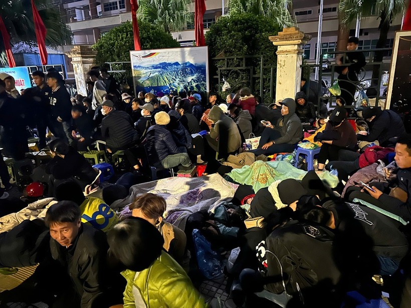 Hàng trăm cổ động viên đã ra cổng chính Nhà thi đấu tỉnh Phú Thọ xếp hàng dài chờ mua vé trận lượt về Việt Nam - Singapore.
