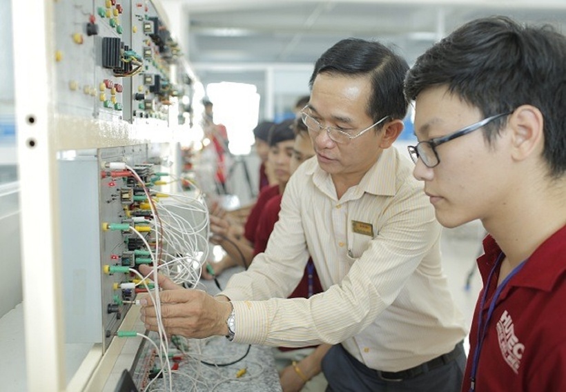 Ngành Điện tử Viễn thông đào tạo các kỹ sư có chuyên môn sâu về cả điện tử và viễn thông, giúp họ nắm vững quy trình hoạt động của các mạng truyền thông hiện đại. Ảnh minh họa