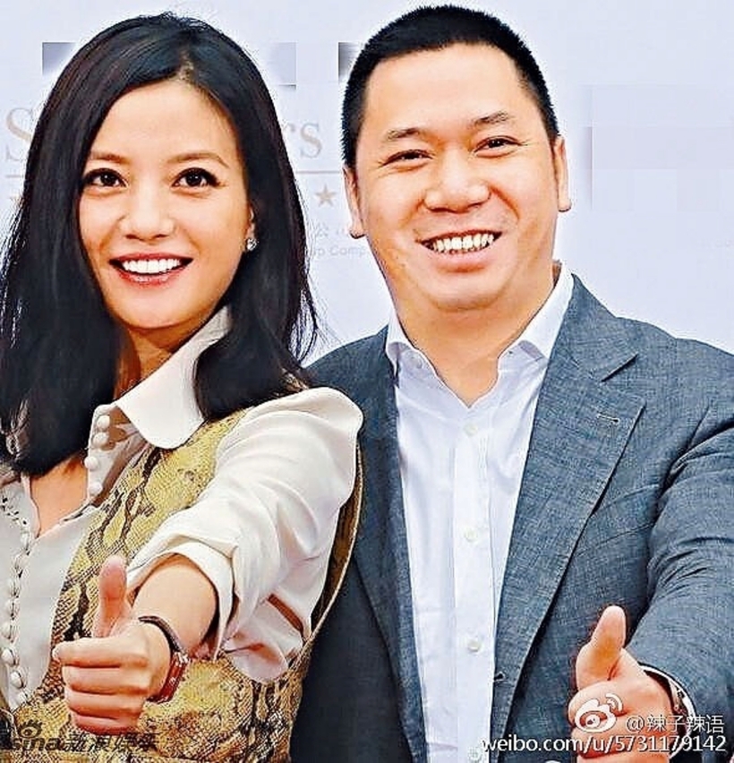 Triệu Vy và doanh nhân Huỳnh Hữu Long. Ảnh: Weibo