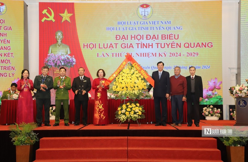 Lãnh đạo Hội Luật gia Việt Nam tặng hoa chúc mừng đại hội.