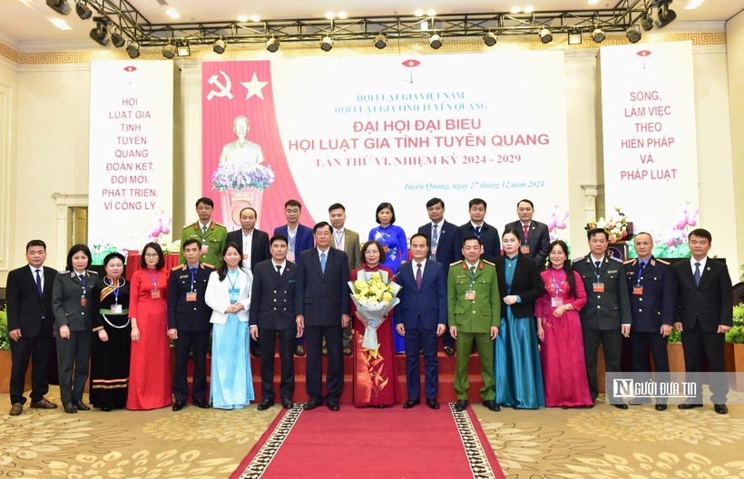 Lãnh đạo Hội Luật gia Việt Nam và tỉnh Tuyên Quang tặng hoa chúc mừng Ban Chấp hành Hội Luật gia tỉnh Tuyên Quang khóa VI nhiệm kỳ 2024 - 2029.