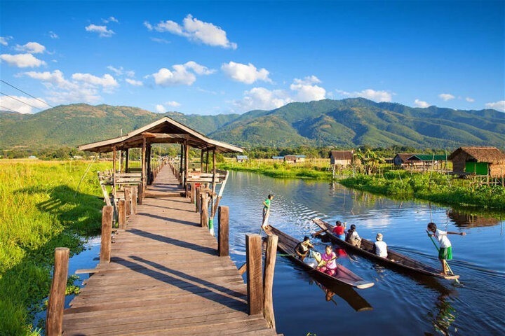 Chèo thuyền và dạo một vòng xung quanh hồ Inle đem đến cho bạn cảm giác sảng khoái.