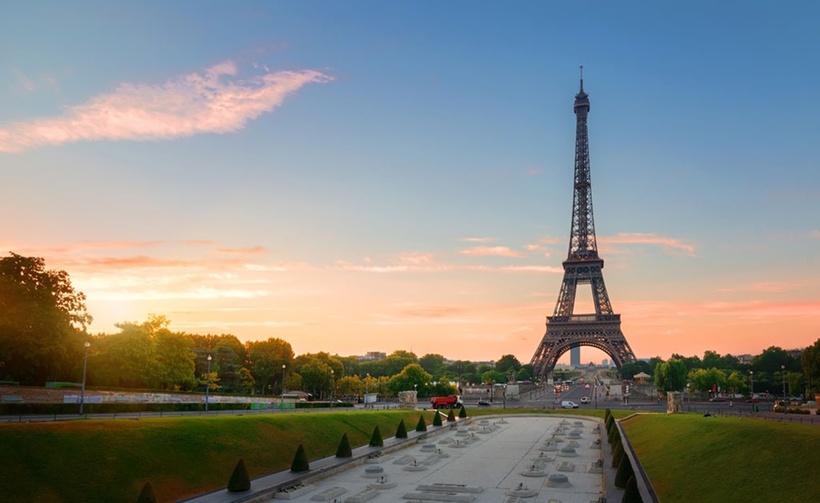 Tháp Eiffel biểu tượng của nước Pháp, mang một vẻ đẹp lãng mạn khi về chiều.
