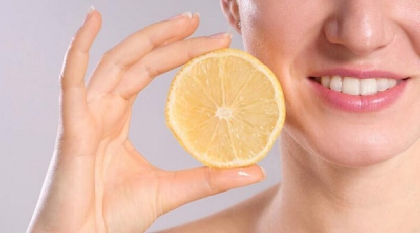 Tự ý tẩy trắng răng tại nhà có thể gây hại cho men răng và nướu nếu không được thực hiện đúng cách.