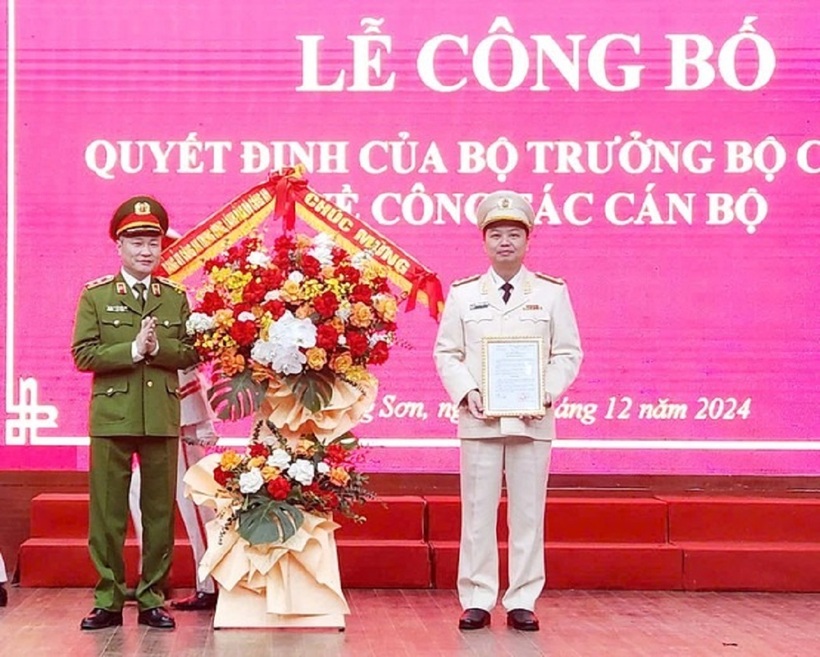 Đại tá Nguyễn Tiến Trung (bìa phải) nhận Quyết định, hoa chúc mừng của lãnh đạo Bộ Công an. Ảnh: Tiền Phong