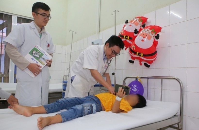 Bác sĩ thăm khám cho bệnh nhi trước lúc xuất viện. Ảnh: Sức Khỏe & Đời Sống