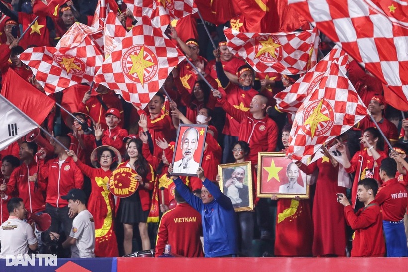 Người hâm mộ cổ vũ đội tuyển Việt Nam. Ảnh: Dân trí