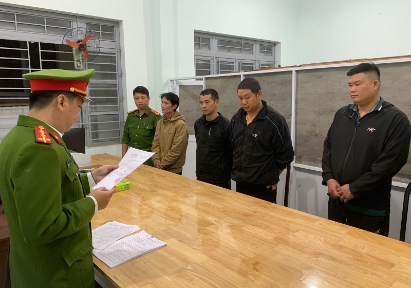 Cơ quan điều tra tiến hành đọc lệnh khởi tố, bắt tạm giam đối với 4 đối tượng là chủ các cơ sở sản xuất giá đỗ bằng hoạt chất cấm. Ảnh: Công an nhân dân