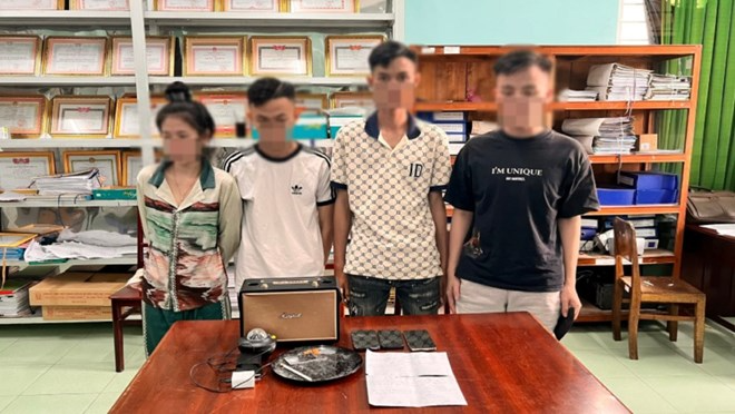 Công an đã thu giữ 2 gói ma túy dạng khay và nhiều dụng cụ dùng để sử dụng ma túy khác có liên quan. Ảnh: Lao Động