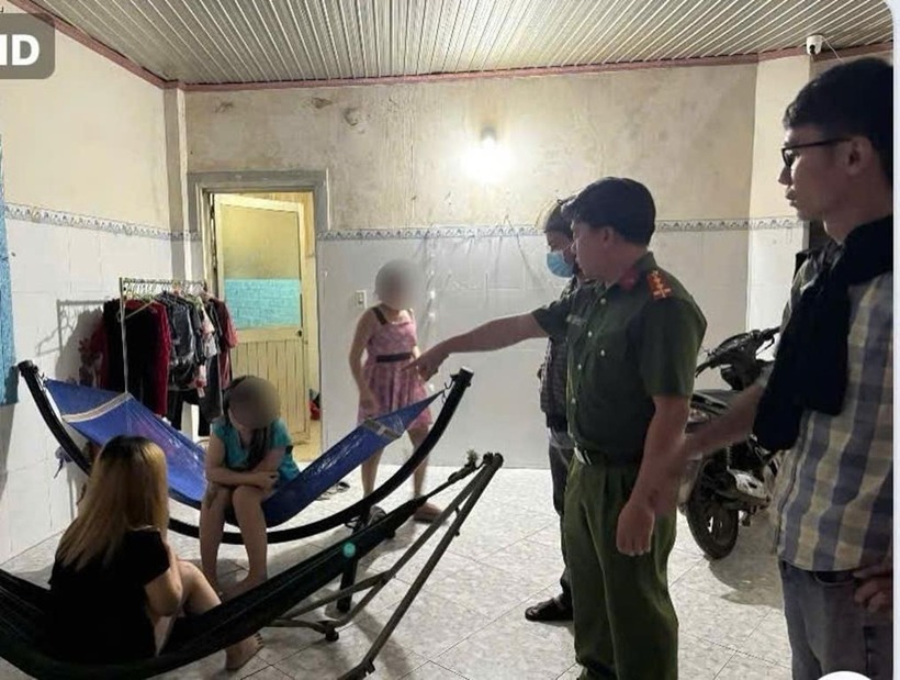Công an bắt quả tang đối tượng hành vi kích dục tại quán cà phê võng Thuỳ Dung thuộc ấp Việt Kiều, xã Xuân Hiệp, huyện Xuân Lộc. (Ảnh: Công an)