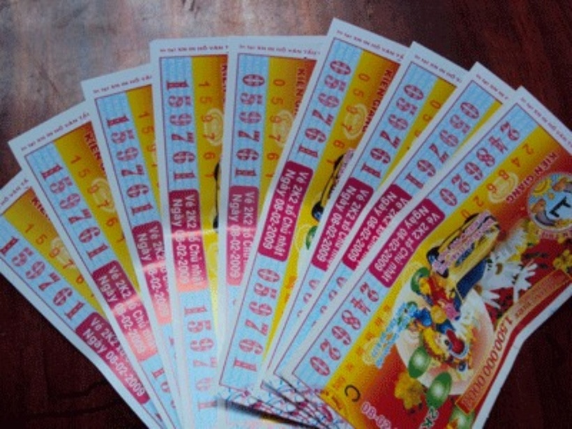 Người đàn ông nghèo khó may mắn trúng vé số độc đắc. Ảnh minh họa