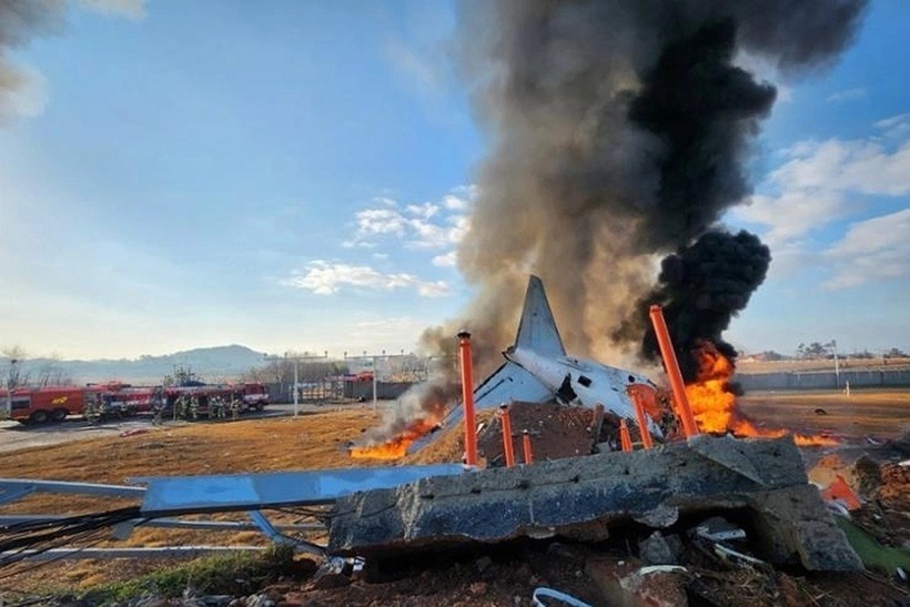 Máy bay vỡ và bốc cháy. (Ảnh: Yonhap)